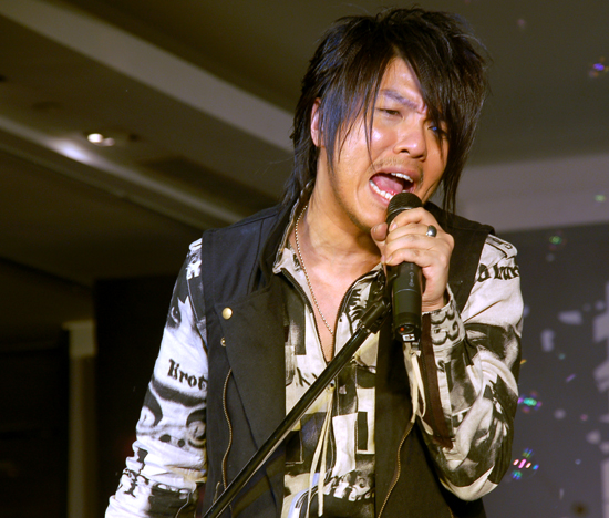 阿杜全新专辑北京首发 辣妹猎犬相伴左右(组图