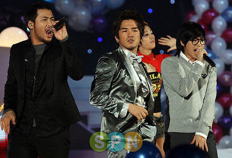 组图：EpikHigh李珉宇同台与观众即兴热唱
