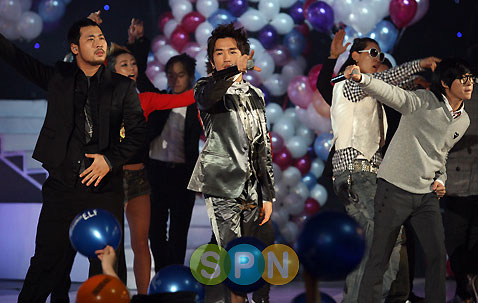 组图：EpikHigh李珉宇同台与观众即兴热唱