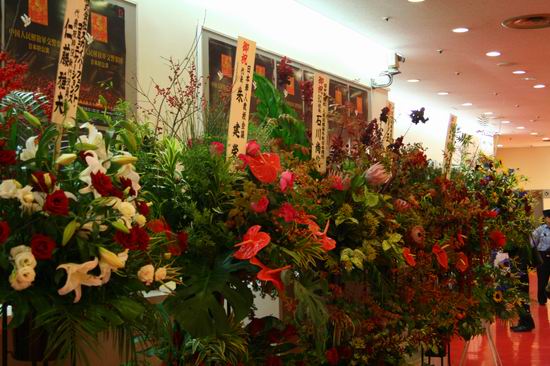 图文:中国解放军交响乐团日本首演--摆满花篮