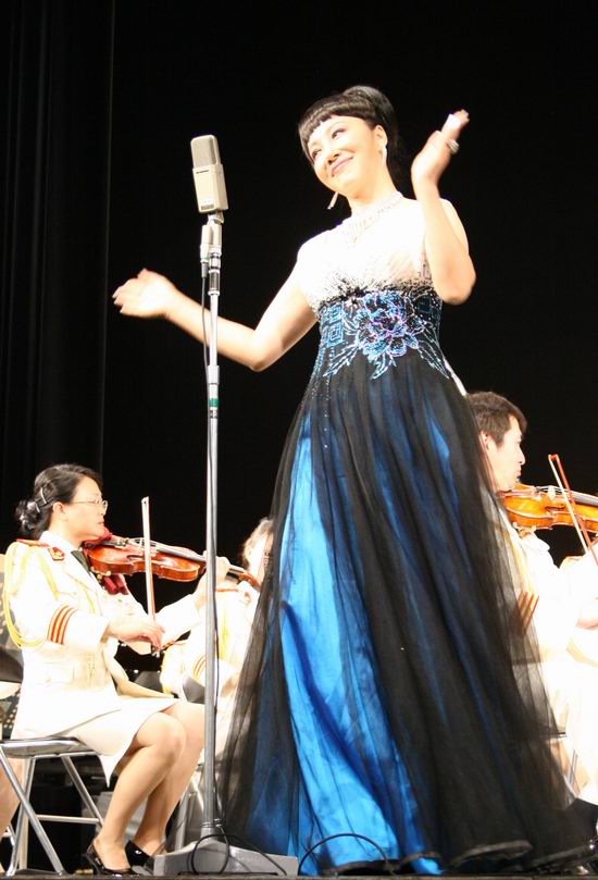 图文:中国解放军交响乐团日本首演--刘燕燕打节