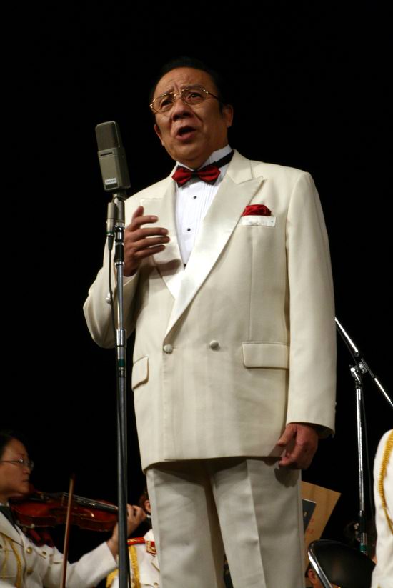 图文:中国解放军交响乐团日本首演--杨洪基演唱