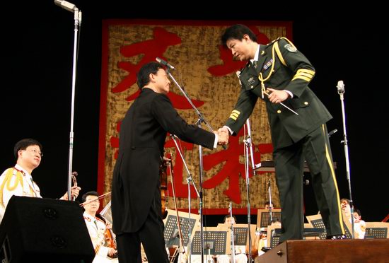 图文:中国解放军交响乐团日本首演--陈立新与李