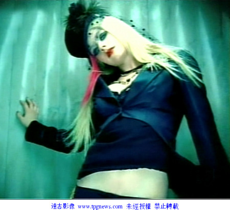 图文:艾薇儿mv曝光--浓装秀风情露腰