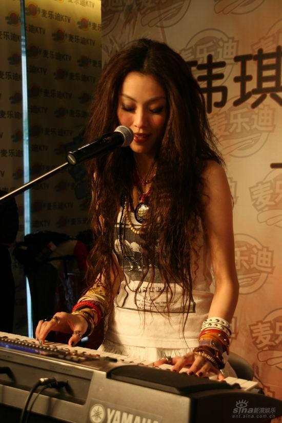 组图: 范玮琪 上海宣传 新专辑  变身爱情哲学家_