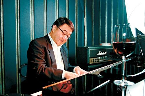 黎小田踏入红馆开唱 回首旧情亏欠关菊英(组图