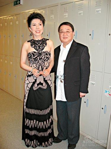 黎小田踏入红馆开唱回首旧情亏欠关菊英(组图