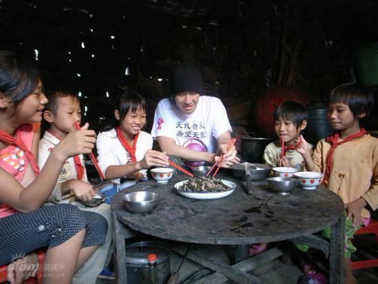 图文:吴建豪参加无线音乐榜公益--开饭咯