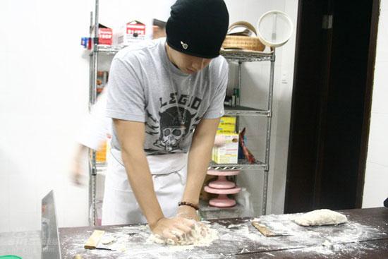 图文:吴建豪参加无线音乐榜公益--吴师傅和面