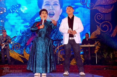 图文:德德玛与儿子塔勒演唱