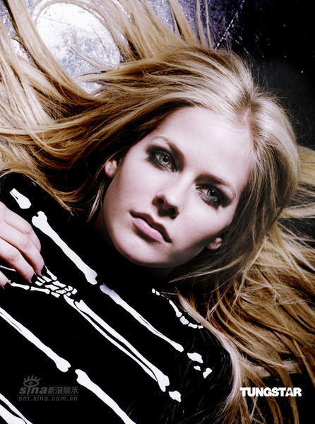 图文:艾薇儿全新MV首播--五官立体