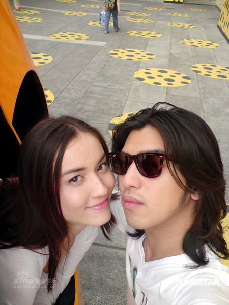 组图: 陈柏霖 Mandy情侣档上阵 亲密拍手机广告