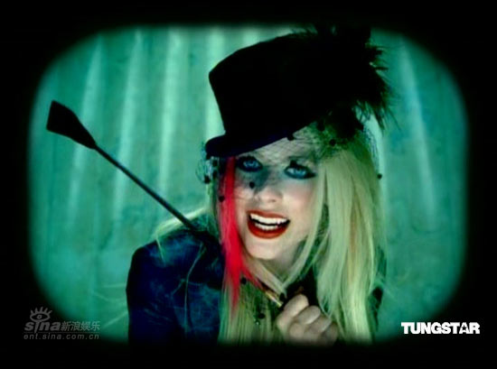 艾薇儿全新MV首播 化身红磨坊女郎热舞(组图