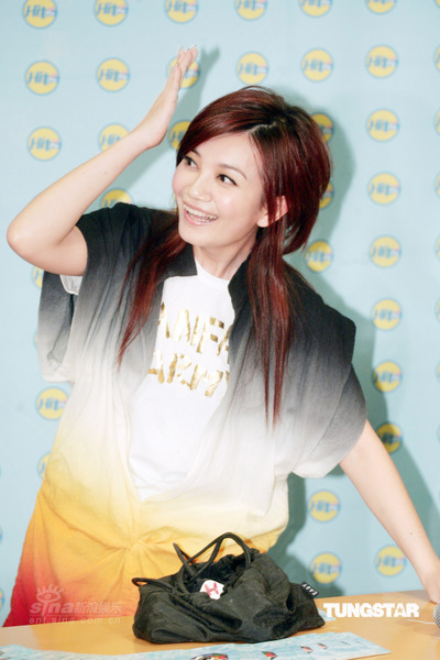 梁静茹石头占卜求姻缘 自曝曾被黑人搭讪(组图