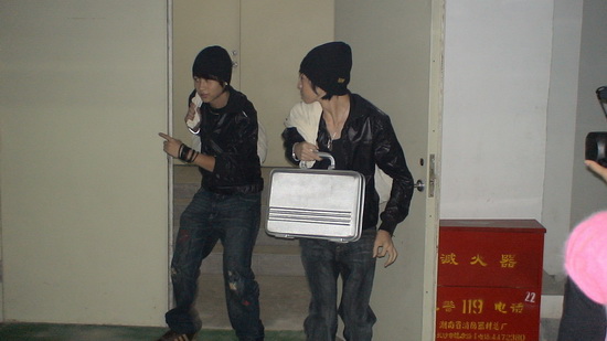 魏晨俞灏明上演双子神偷 搞笑录节目(组图)