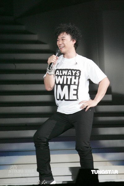 图文：陈奕迅精彩演唱会--“S”造型