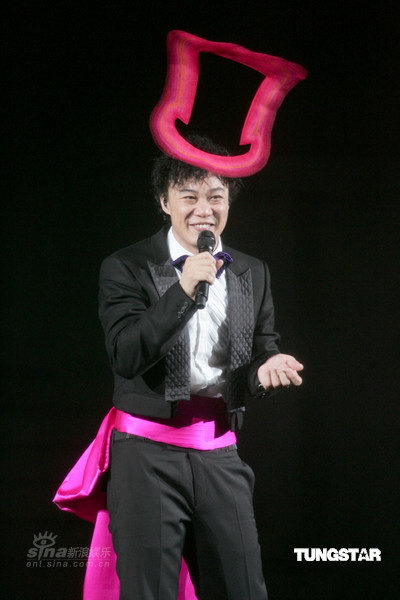 图文：陈奕迅精彩演唱会--可爱粉色礼帽
