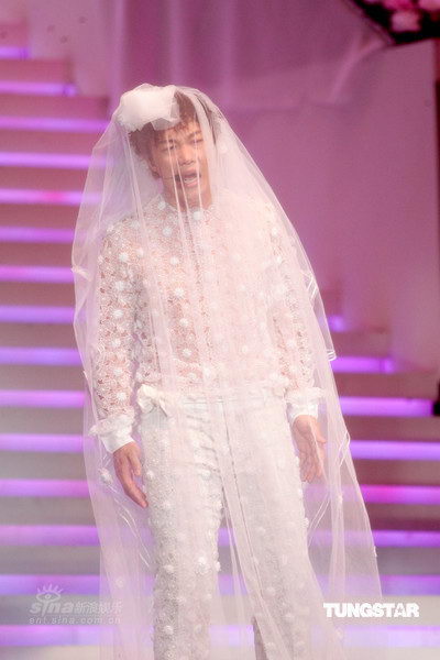图文：陈奕迅精彩演唱会--变身“新娘”