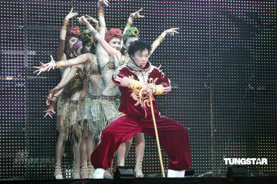 图文：陈奕迅精彩演唱会--再现千手观音
