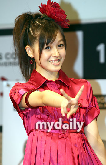 图文:早安少女访韩--<em>久住小春</em>可爱装扮_影音娱