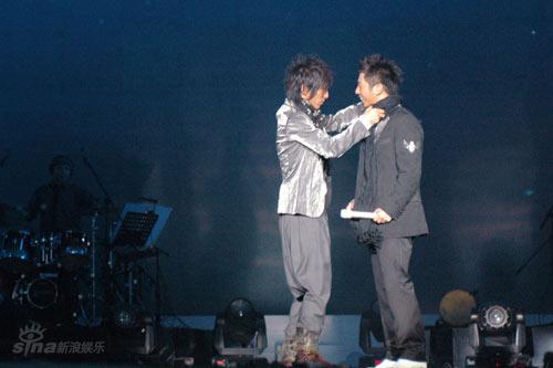 图文:羽泉黄金十年演唱会--羽凡为海泉整理围巾