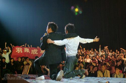 图文:羽泉黄金十年演唱会--羽泉跪谢歌迷