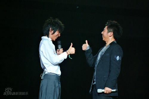 图文:羽泉黄金十年演唱会--羽泉相互鼓励