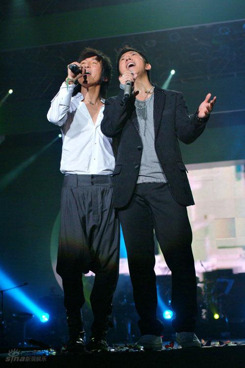 图文:羽泉黄金十年演唱会--两人深情演唱