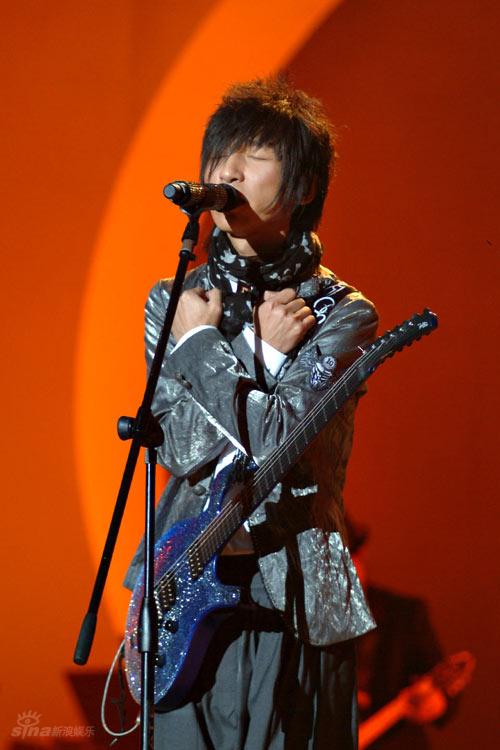 图文:羽泉黄金十年演唱会--羽凡横挎吉他