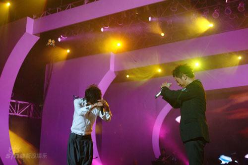 图文:羽泉黄金十年演唱会--两人相互抱拳