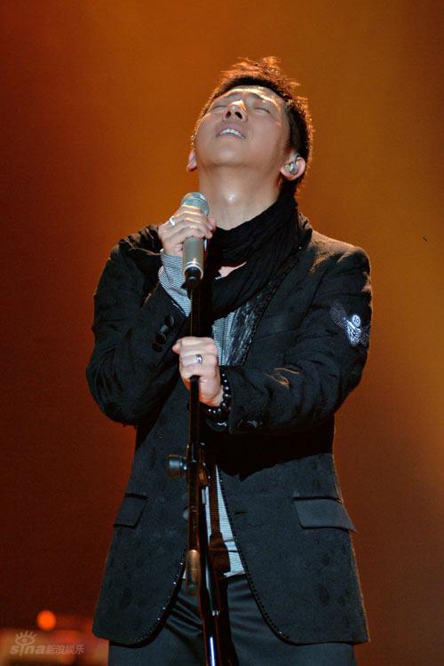 图文:羽泉黄金十年演唱会--海泉表演投入