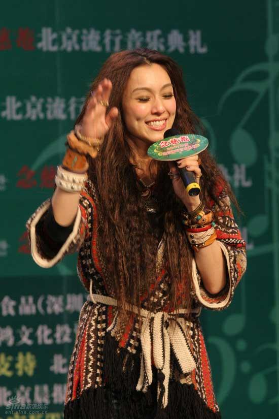 图文：中歌榜第七场“欢唱”高校--范玮琪