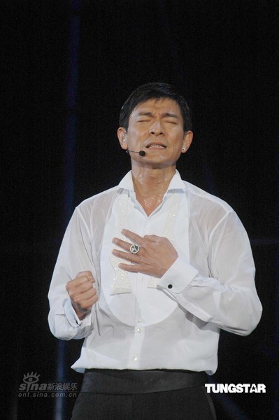 刘德华全国巡演上海开唱 出意外险些坠台【图】