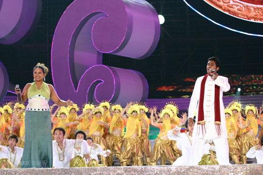 图文:南宁民歌节各族汇聚-新加坡歌手沙沙和马