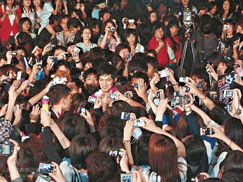 图文：周渝民台北签唱会-仔仔任由歌迷摸胸扯裤