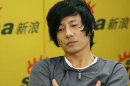 郑钧新碟献给音乐知己并不是苦难才带来灵感