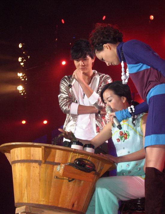 吴克群许茹芸新昌放歌 炒茶不亦乐乎(组图)