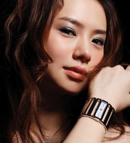 内地音乐 正文 新浪娱乐讯 近日,戚薇(blog 性感出镜《男人装》并