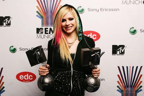 图文:MTV欧洲音乐大奖后台 艾薇儿喜获两奖