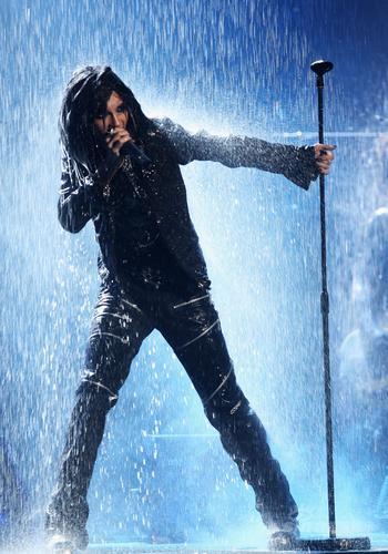 图文:欧洲音乐大奖 东京旅馆成员Kaulitz献唱