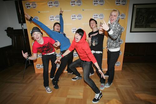 图文:Bedwetters乐队成员搞怪造型