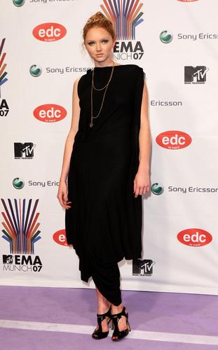 ͼ�ģ�Ӣ����ģLilyCole��ɫ��ȹ�����̺