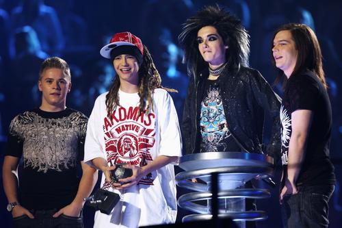 图文:德国乐队东京旅馆获奖登台谢歌迷