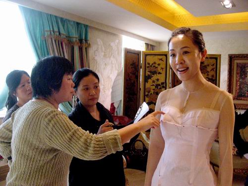 王莹打破业界惯例 苗条靓女也能唱美声(组图)