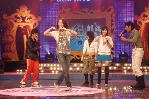 戏剧女王胡静转战歌坛上节目露不凡舞技(组图)