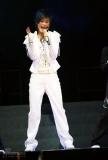 李宇春广州穿裙开唱“60楼大妈”送祝福(组图)