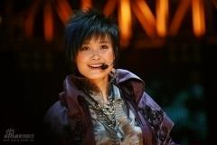 李宇春广州穿裙开唱“60楼大妈”送祝福(组图)