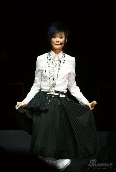 李宇春广州演唱会上演穿裙热舞被赞漂亮(组图)