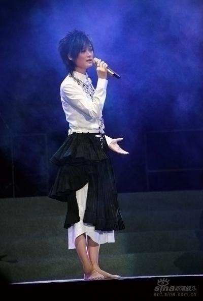 李宇春广州演唱会上演穿裙热舞被赞漂亮(组图)