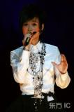 组图：李宇春舞动羊城广州个唱以裙装赤脚亮相